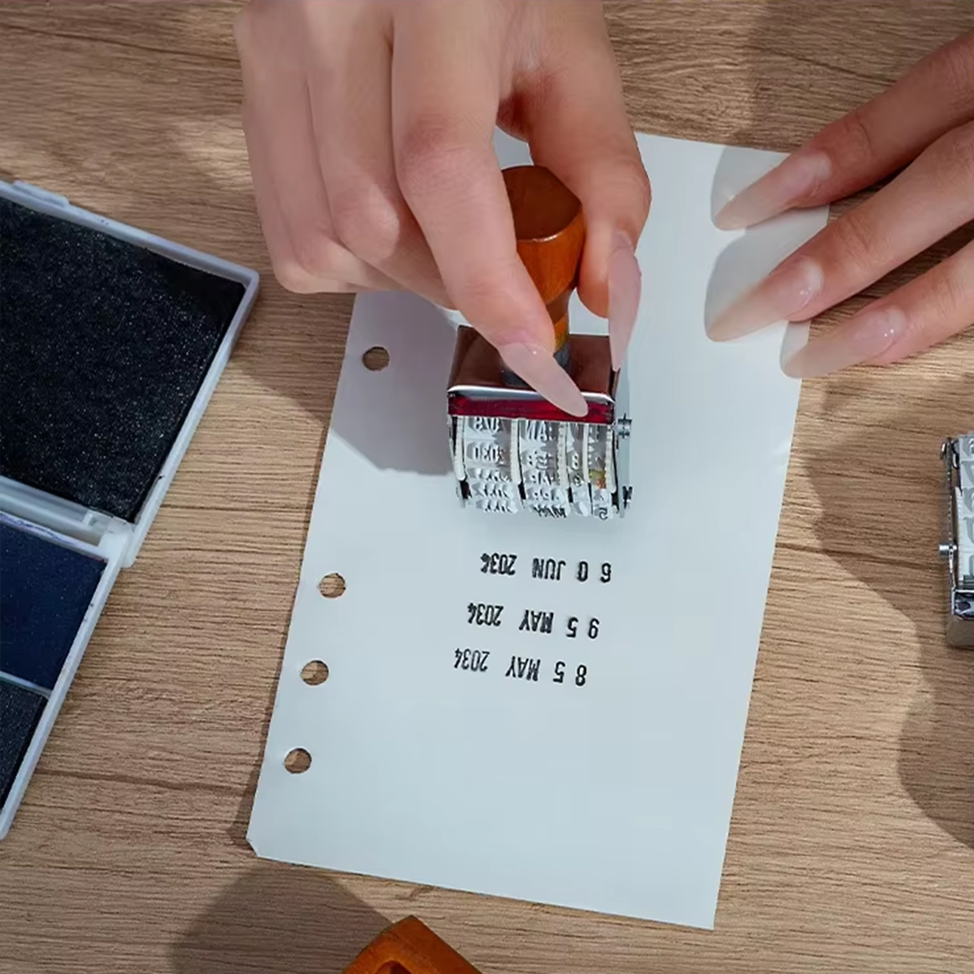 Rollender Datumsstempel aus Holz – Retro Kalenderstempel verstellbar