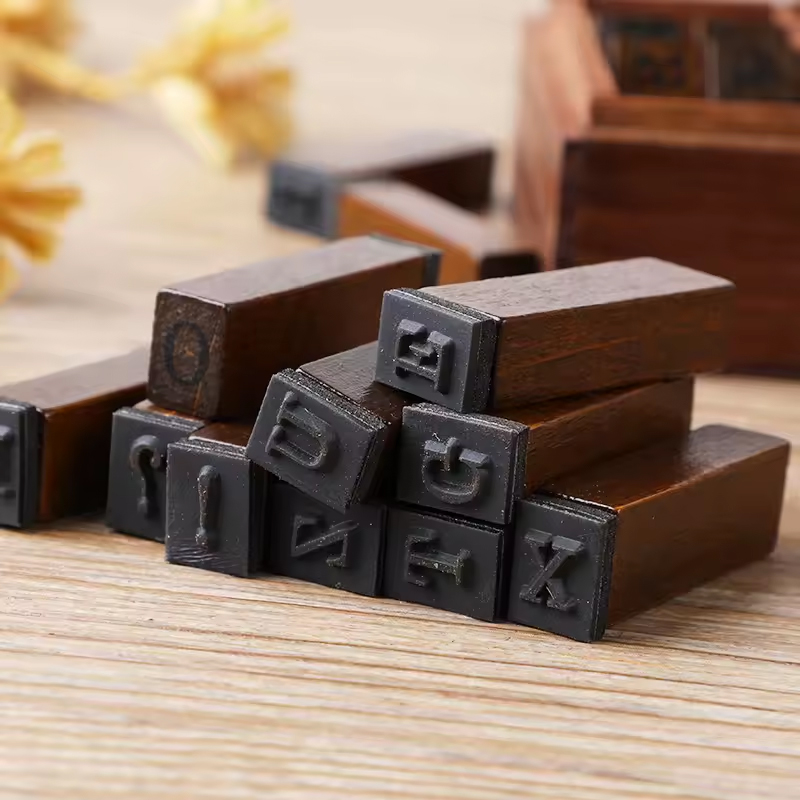 Holzstempel Alphabet Set – 70-teilig mit Zahlen und Zeichen in Holzbox
