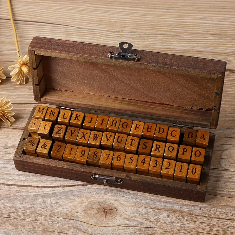 Holzstempel Set Buchstaben und Zahlen – 42-teilig in dekorativer Holzbox