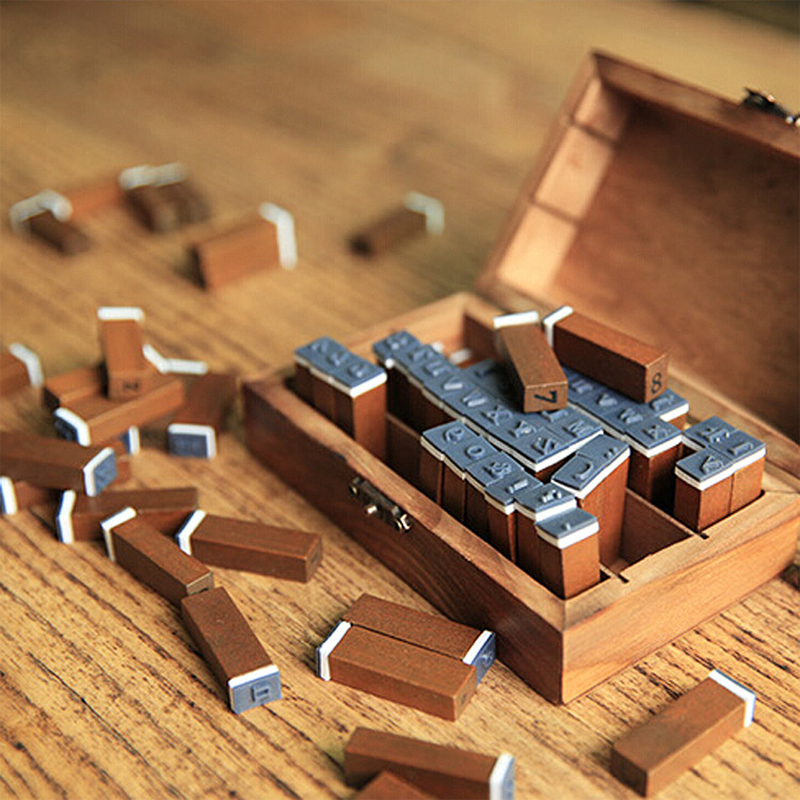 Holzstempel Alphabet Set – 70-teilig mit Zahlen und Zeichen in Holzbox