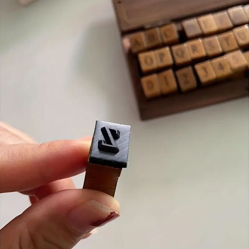 Holzstempel Set Buchstaben und Zahlen – 42-teilig in dekorativer Holzbox