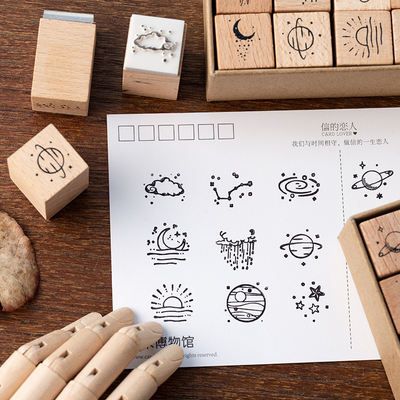 Weltall Holzstempel Set – 16-teilig mit Planeten, Astronaut und Sternen