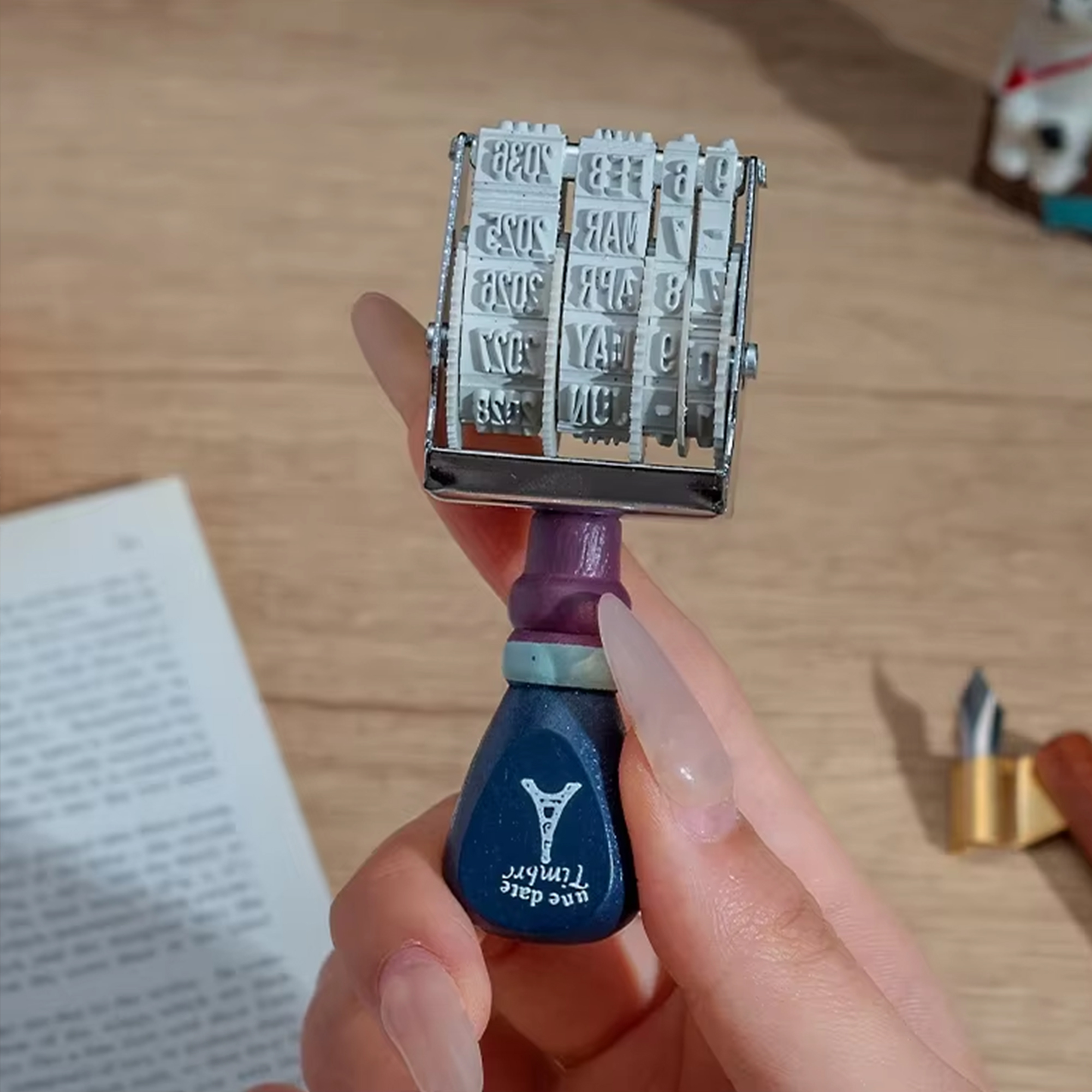 Rollender Datumsstempel aus Holz – Retro Kalenderstempel verstellbar