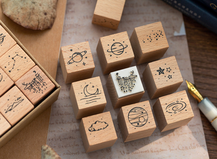Weltall Holzstempel Set – 16-teilig mit Planeten, Astronaut und Sternen