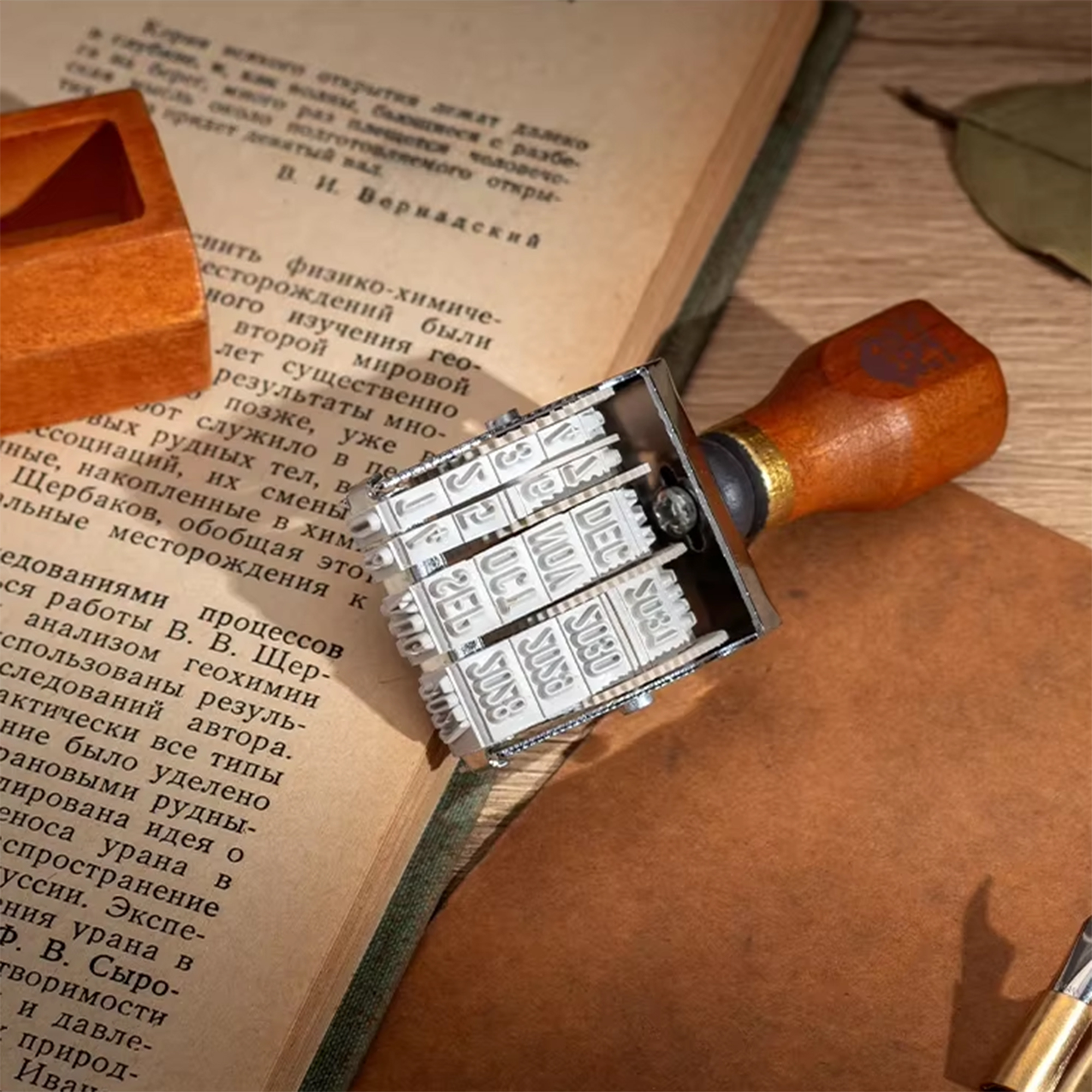Rollender Datumsstempel aus Holz – Retro Kalenderstempel verstellbar
