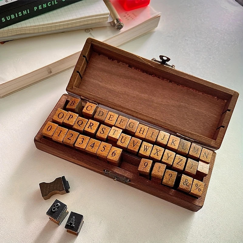 Holzstempel Set Buchstaben und Zahlen – 42-teilig in dekorativer Holzbox