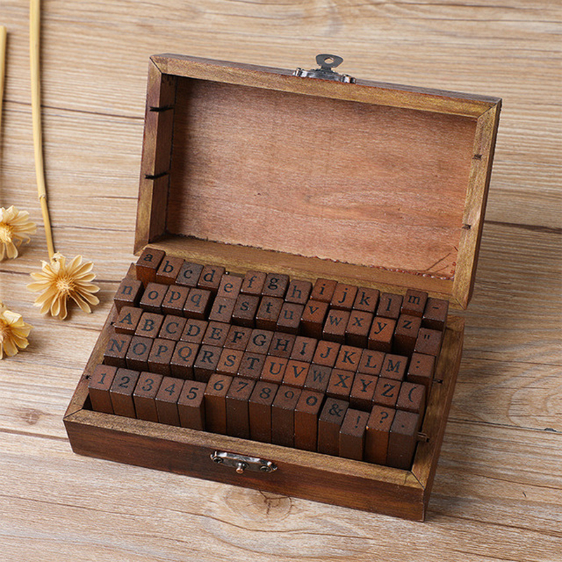 Holzstempel Alphabet Set – 70-teilig mit Zahlen und Zeichen in Holzbox
