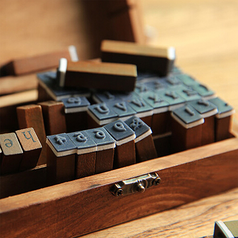Holzstempel Alphabet Set – 70-teilig mit Zahlen und Zeichen in Holzbox