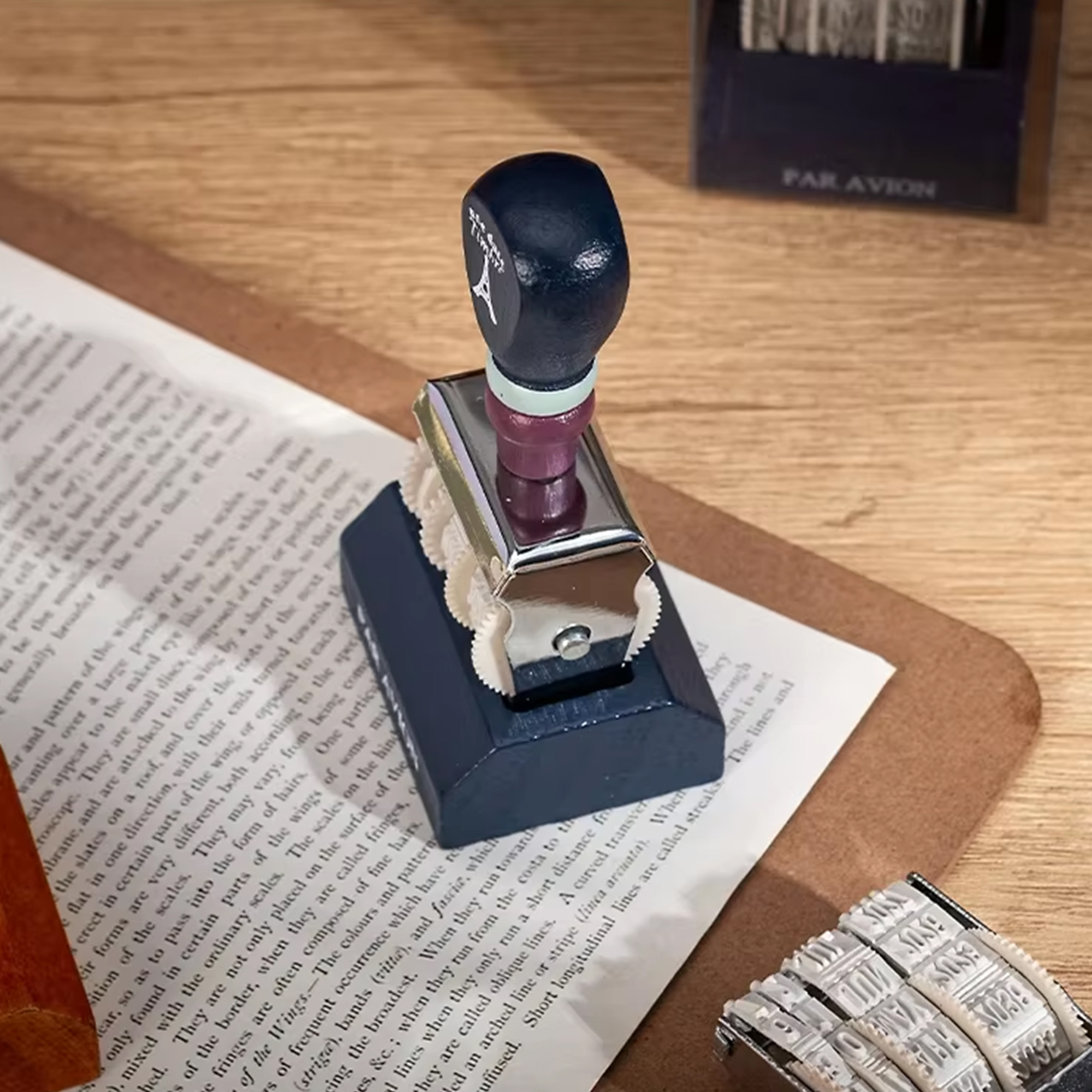 Rollender Datumsstempel aus Holz – Retro Kalenderstempel verstellbar