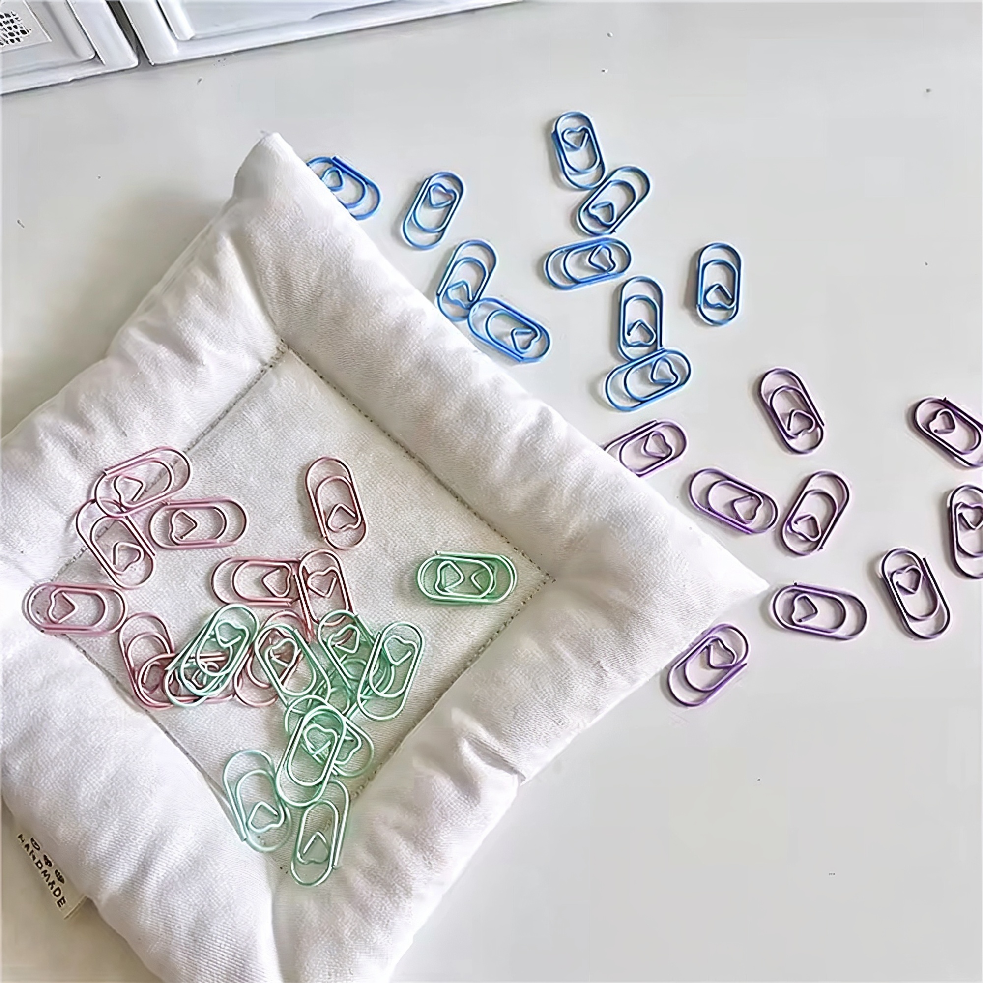 Herzförmige Büroklammern – Set mit 20 Mini Metallclips in Pastellfarben